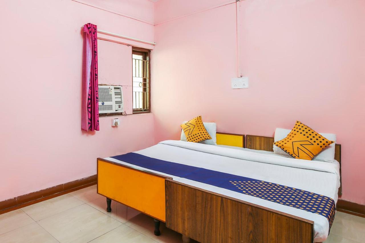 Spot On 67211 Hotel Gokul Daman Esterno foto