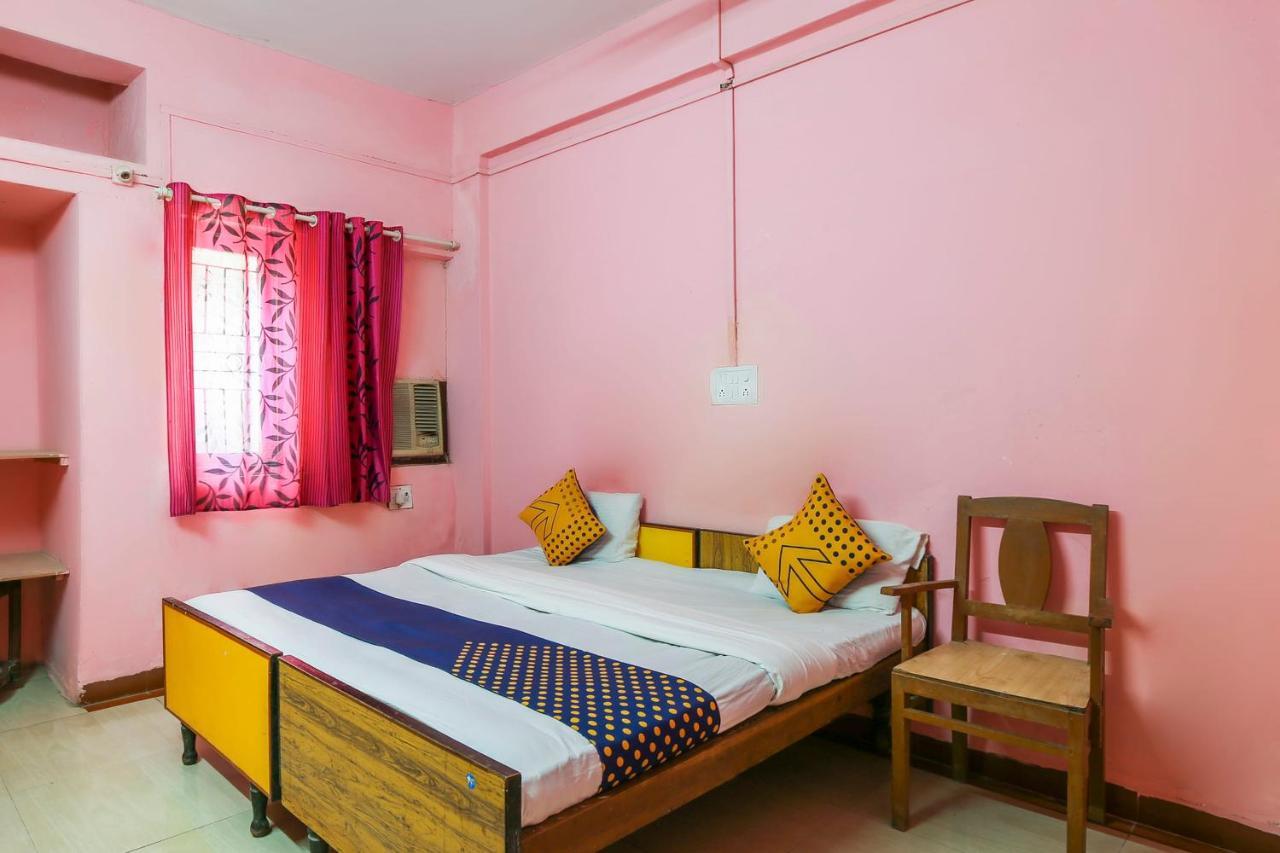 Spot On 67211 Hotel Gokul Daman Esterno foto