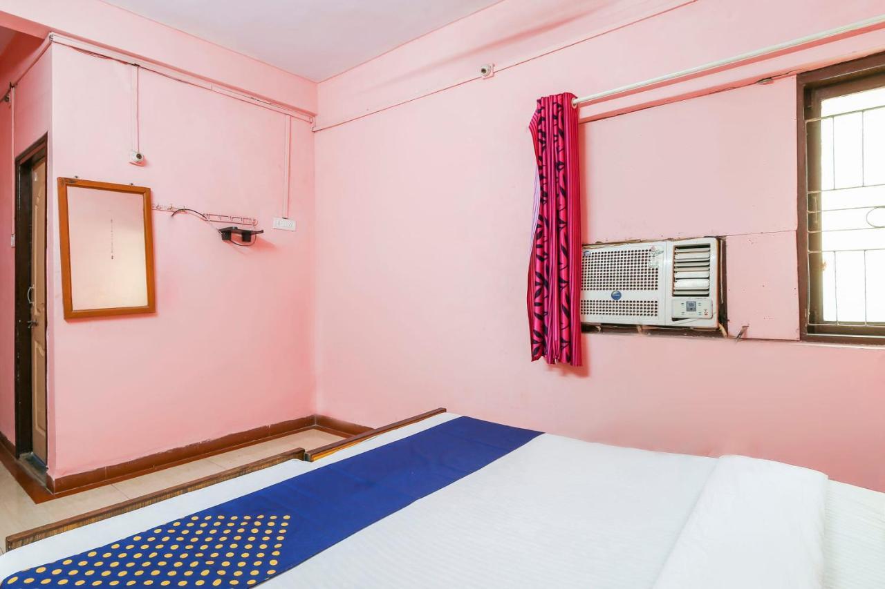 Spot On 67211 Hotel Gokul Daman Esterno foto